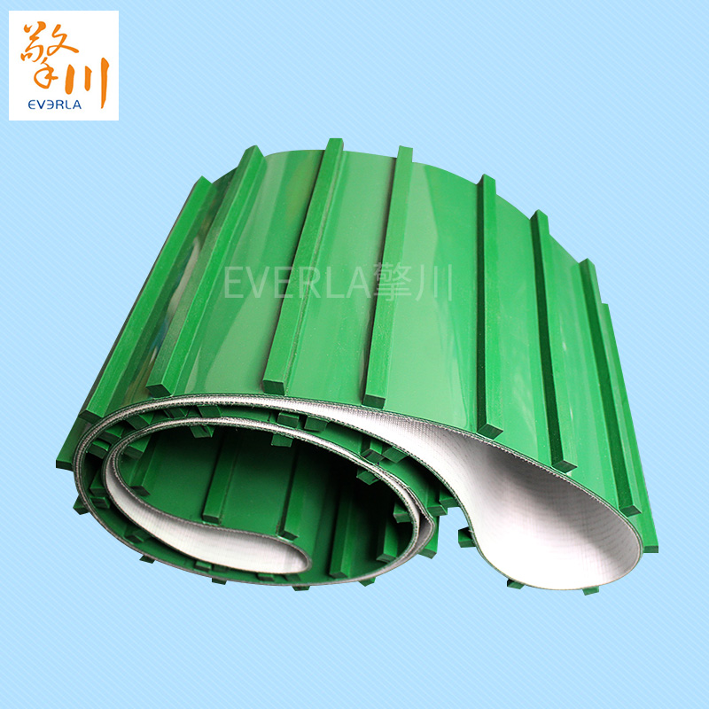 綠色PVC<a href='http://www.m.szfulaite.com/shusongdai/' target='_blank'><u>輸送帶</u></a>表面加長擋塊條的主圖